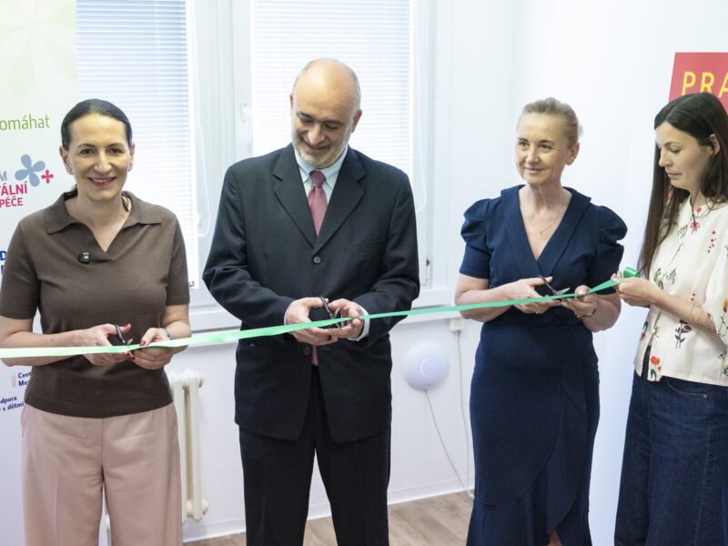 Pásku přestřihli náměstkyně hl. m. Prahy Ing. Alexandra Udženija, vedoucí odborný lékař MUDr. Michal Považan a ředitelka Zahrady pro duši PhDr. Markéta Školoudová