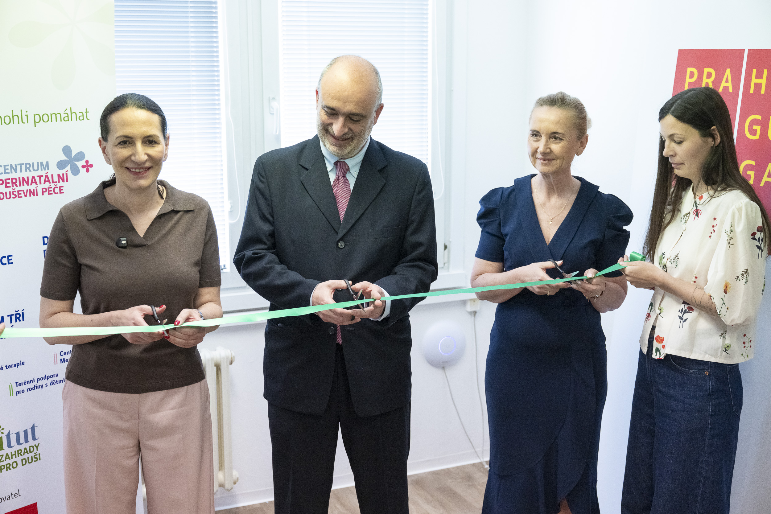 PZ8_5110 - HEADER Pásku přestřihli náměstkyně hl. m. Prahy Ing. Alexandra Udženija, vedoucí odborný lékař MUDr. Michal Považan a ředitelka Zahrady pro duši PhDr. Markéta Školoudová