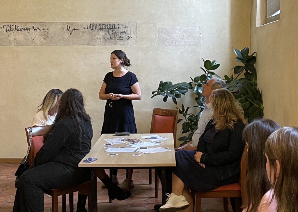 Viola Nedvědová převzala pro společnost Protetika první Pomněnku v Praze (foto: Zahrada pro duši)